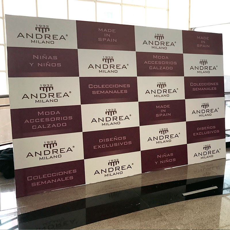 Backing publicitario impreso en banner respaldo negro con tintas ecosolventes, entamborado en estructura de aluminio de 1”.