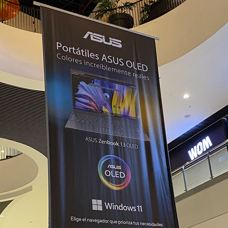 Gigantografía en banner doble cara impresa en banner doble cara 18oz. con tintas ecosolventes, instalada al interior de centro comercial.