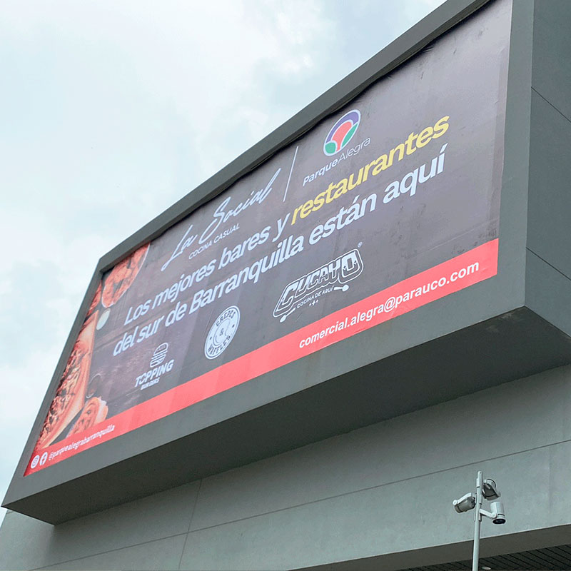 Valla publicitaria impresa en banner blanco 13oz. con tintas ecosolventes de alta pigmentación,  instalada en estructura fija existente.