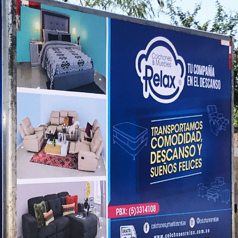 Branding vehicular impreso con tintas ecosolventes sobre vinilo respaldo gris  laminado  mate,  instalado  en carrocería furgón.