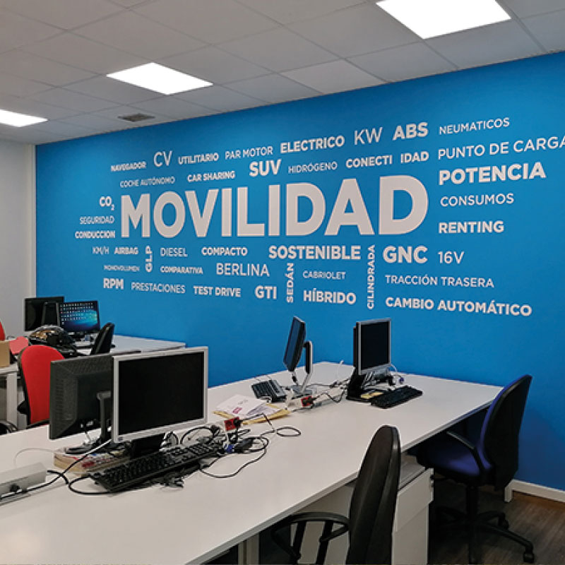 Realizamos instalación de vinilo 
personalizado en paredes.